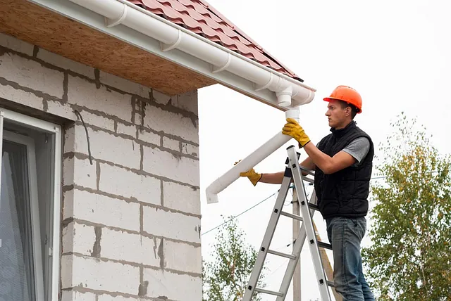 Hombre Instalando canalones